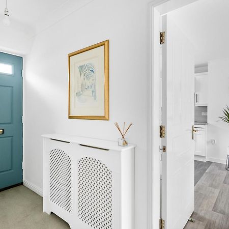 Luxurious 3 Bed House With Free Parking, Close To The Train Station & Town เบรนทรี ภายนอก รูปภาพ