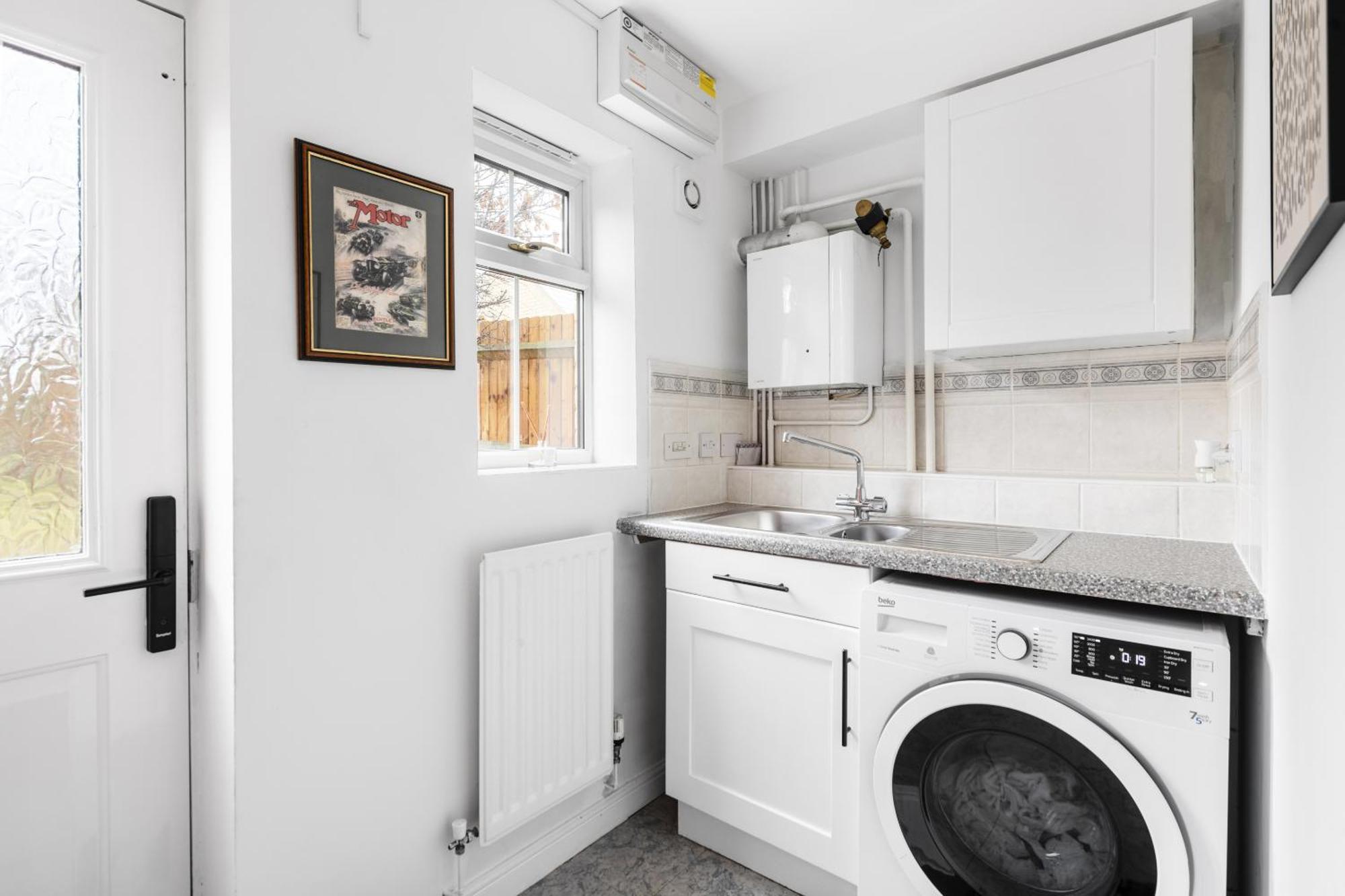 Luxurious 3 Bed House With Free Parking, Close To The Train Station & Town เบรนทรี ภายนอก รูปภาพ