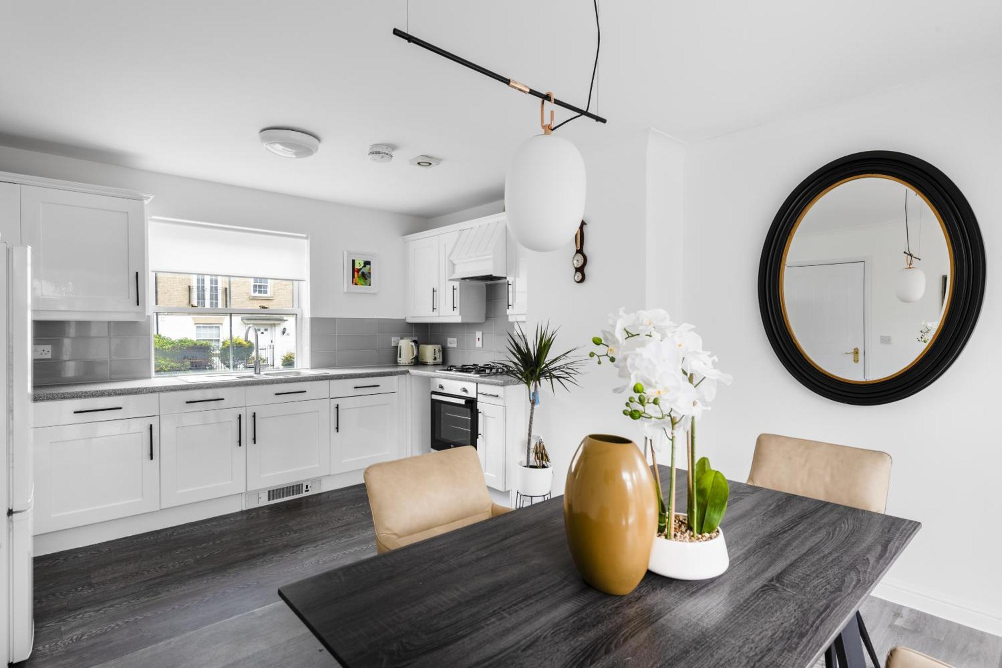 Luxurious 3 Bed House With Free Parking, Close To The Train Station & Town เบรนทรี ภายนอก รูปภาพ